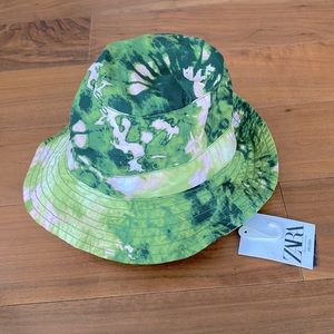 Zara bucket hat with tie NWT! Super cute green printed fabric
